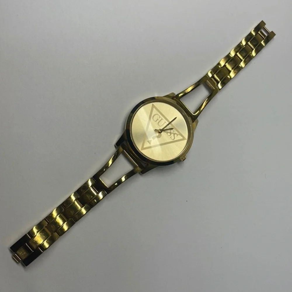 Guess woman’s gold
